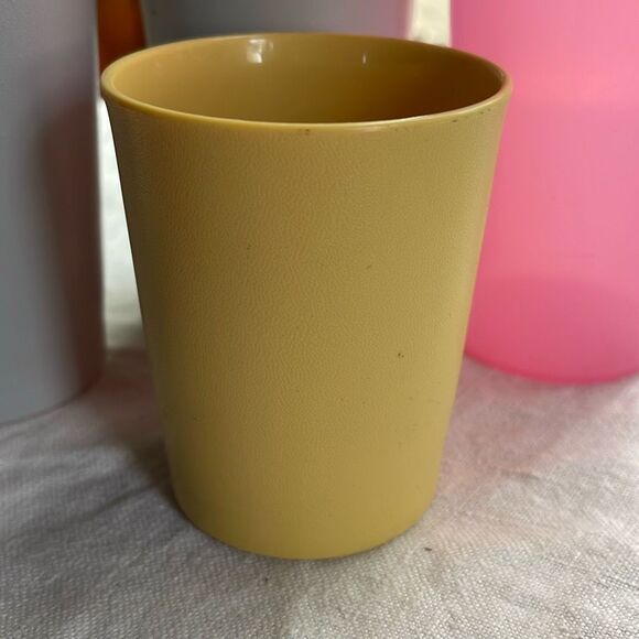 Tupperware lot of 4 assorted glasses one with lid - Picture 2 of 8